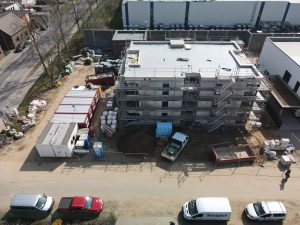 2021-03-25: Das Dach ist fertig, der Kran ist abgebaut.