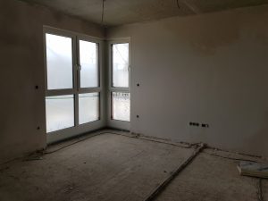 2021-04-16: Der Innenausbau ist im vollen Gange - Fenster eingebaut, Putz auf den Wänden.