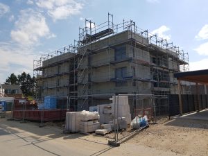 2021-04-16: Der Innenausbau ist im vollen Gange - Fenster eingebaut, Putz auf den Wänden.