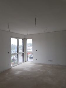 2021-07-14: Der Innenausbau macht große Fortschritte: Estrich und Tapeten!