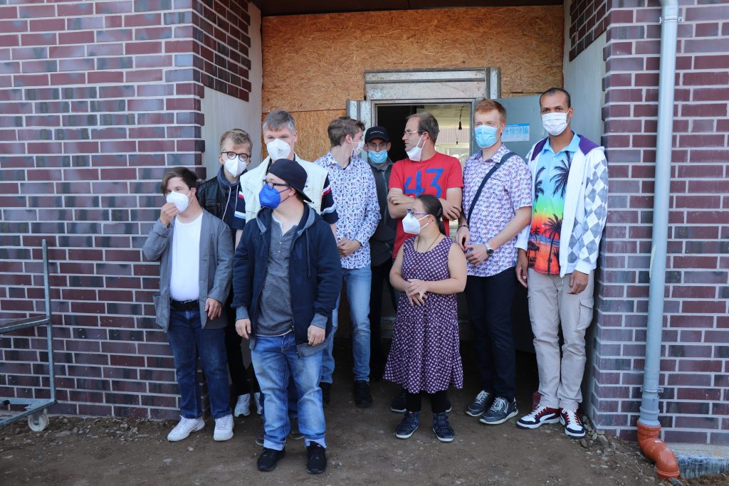 2021-08-25: Die zukünftigen Mieter bei der Legung der Zeitkapsel