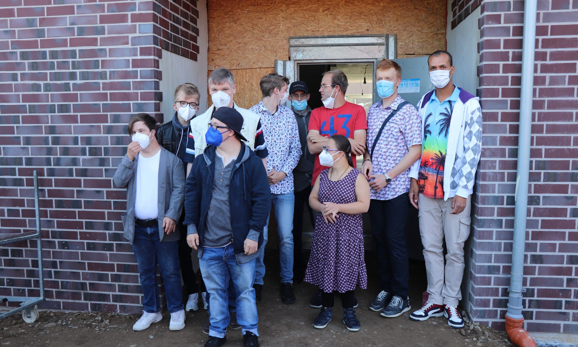 2021-08-25: Die zukünftigen Mieter bei der Legung der Zeitkapsel